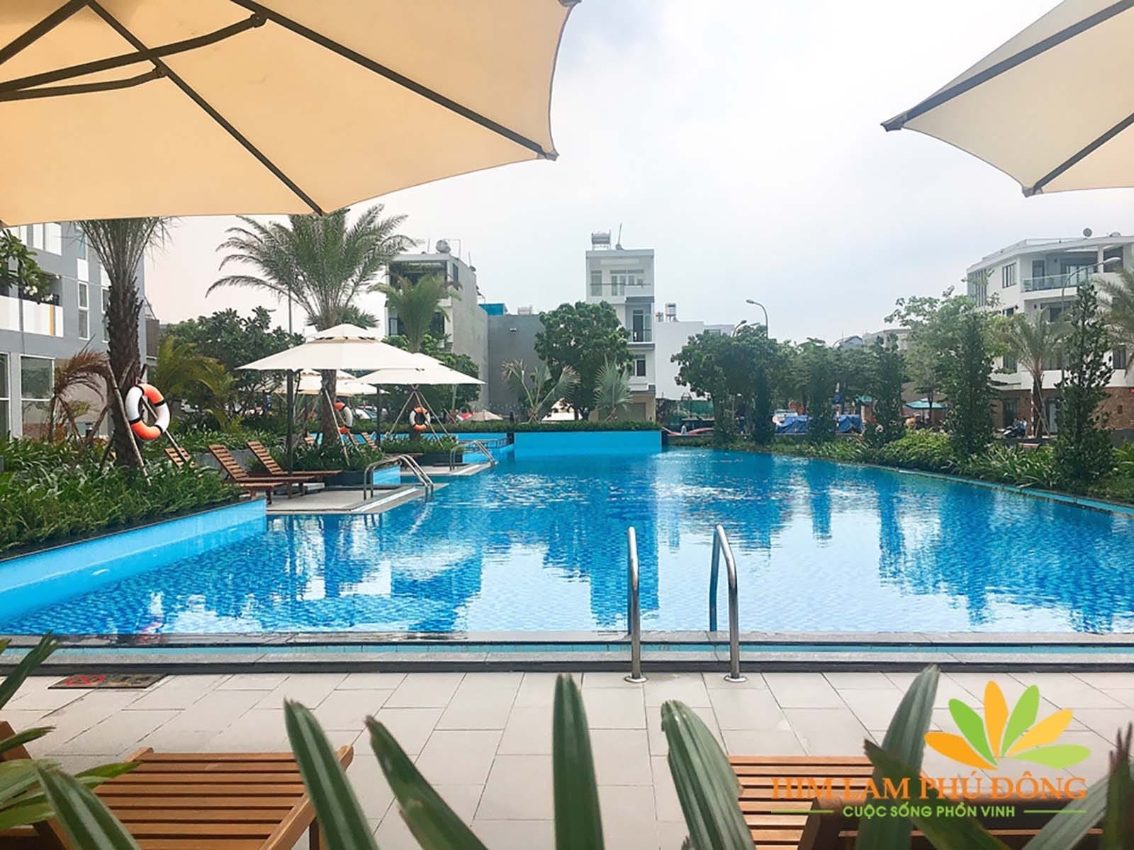 Hồ bơi tràn bờ xanh mát, điểm nhấn tiện ích tại Him Lam Phú Đông. Hồ bơi tràn bờ xanh mát, điểm nhấn tiện ích tại Him Lam Phú Đông.